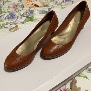 Tan platform pumps